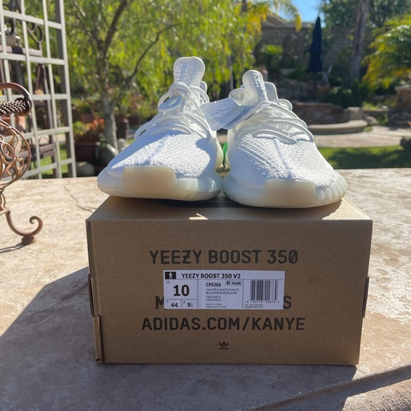 (Sold) Yeezy boost 350 V2 - Picture 2 of 5
